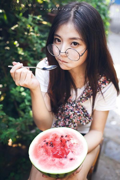 夏天吃瓜真人图片,瓜果飘香——夏日吃瓜真人秀