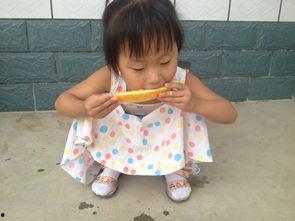 小孩懂事吃瓜,瓜田里的成长故事